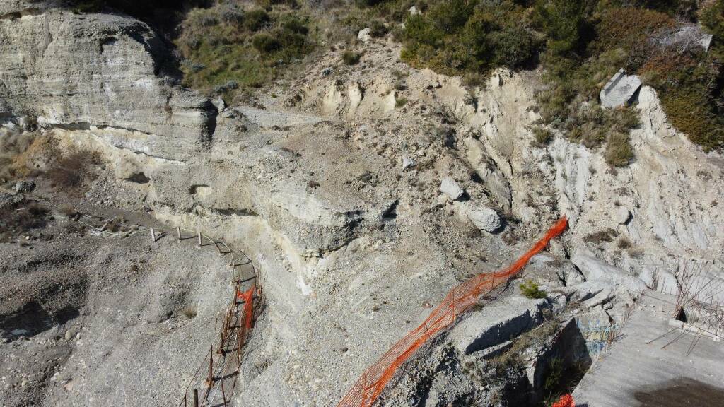 caduta massi ventimiglia sentiero calandre