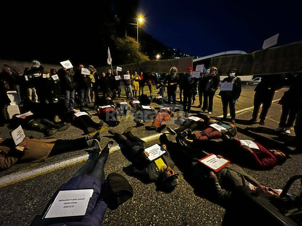 Migranti morti per attraversare il confine francese, manifestazione a ponte San Ludovico