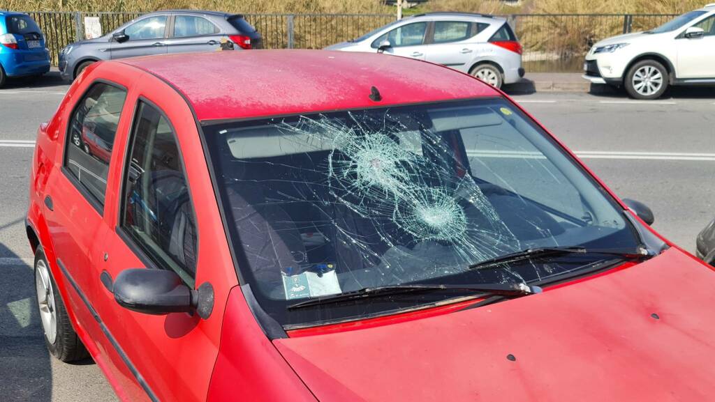 Vandali in azione ad Oneglia: sfasciati nella notte alcuni parabrezza nella zona delle Ferriere