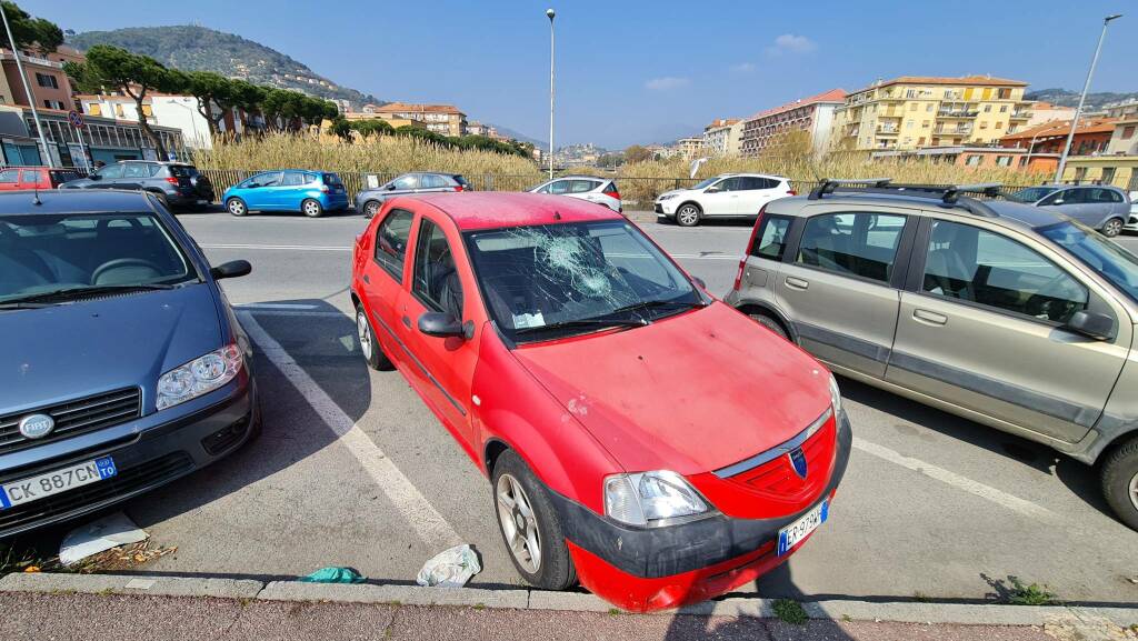 Vandali in azione ad Oneglia: sfasciati nella notte alcuni parabrezza nella zona delle Ferriere