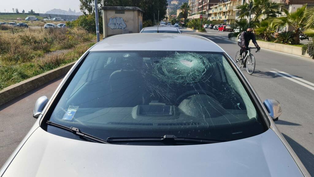 Vandali in azione ad Oneglia: sfasciati nella notte alcuni parabrezza nella zona delle Ferriere