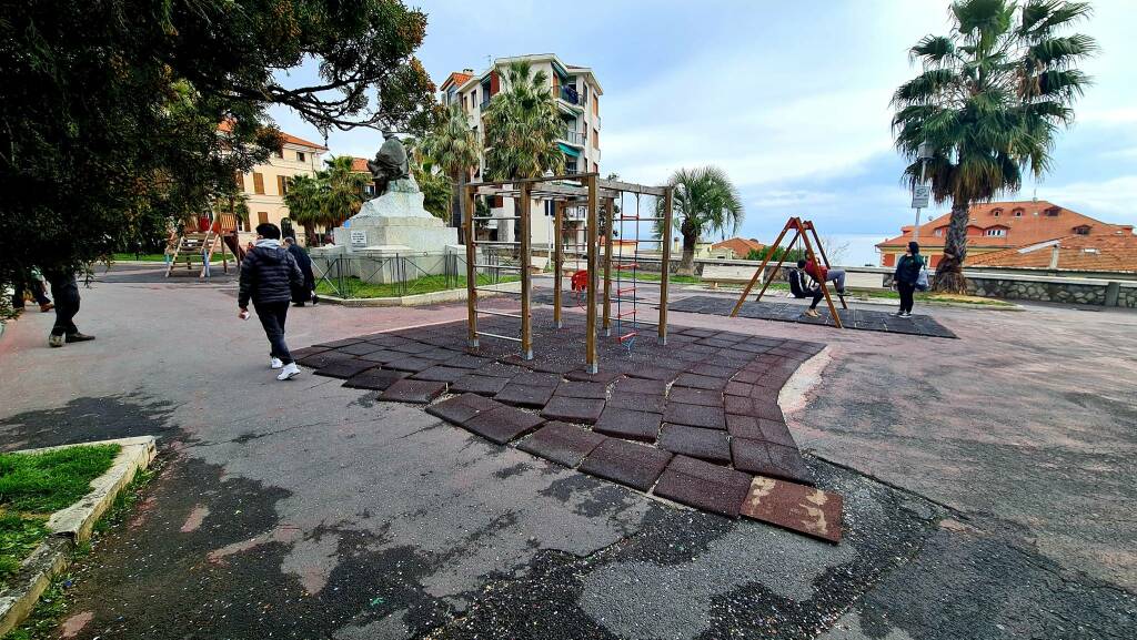 Piazza Roma: le terribili condizioni dell’area giochi potrebbero trovare a breve una soluzione