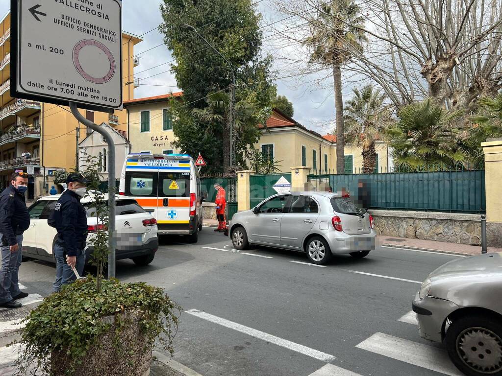 Vallecrosia, suora investita sulle strisce: è grave