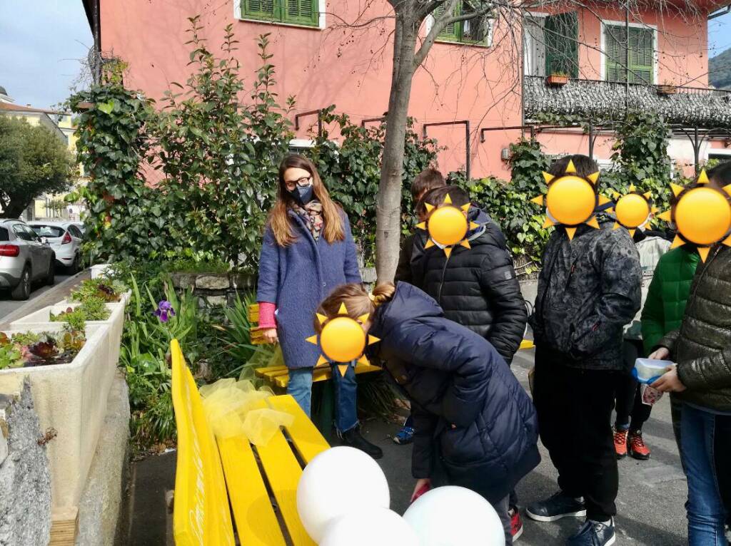 Festa della donna, Pieve di Teco inaugura una panchina gialla