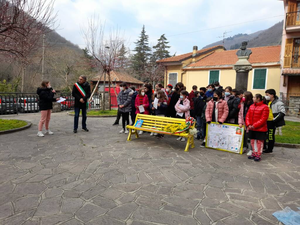 Festa della donna, Pieve di Teco inaugura una panchina gialla