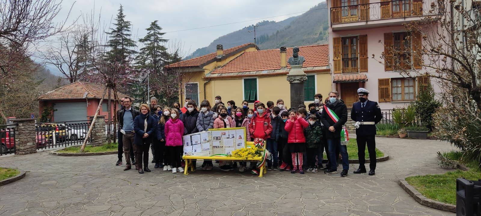 Festa della donna, Pieve di Teco inaugura una panchina gialla