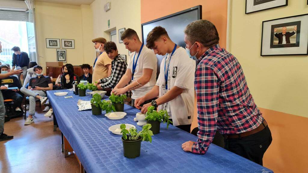 A scuola di tradizioni: al Vieusseux di Imperia gli studenti erasmus scoprono la cultura locale