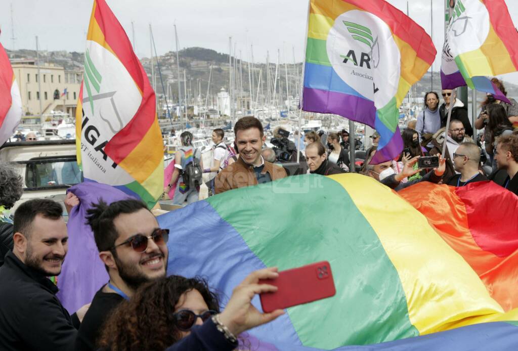 In 1500 sfilano per le vie del centro della Città dei Fiori per il primo &#8220;Gay Pride&#8221; sanremese