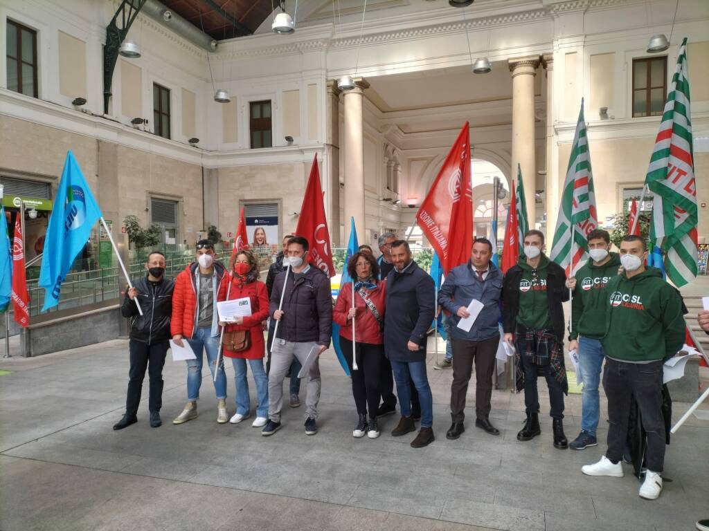 Liguria, servizio ristoro a bordo degli Intercity: in stazione volantinaggio dei sindacati