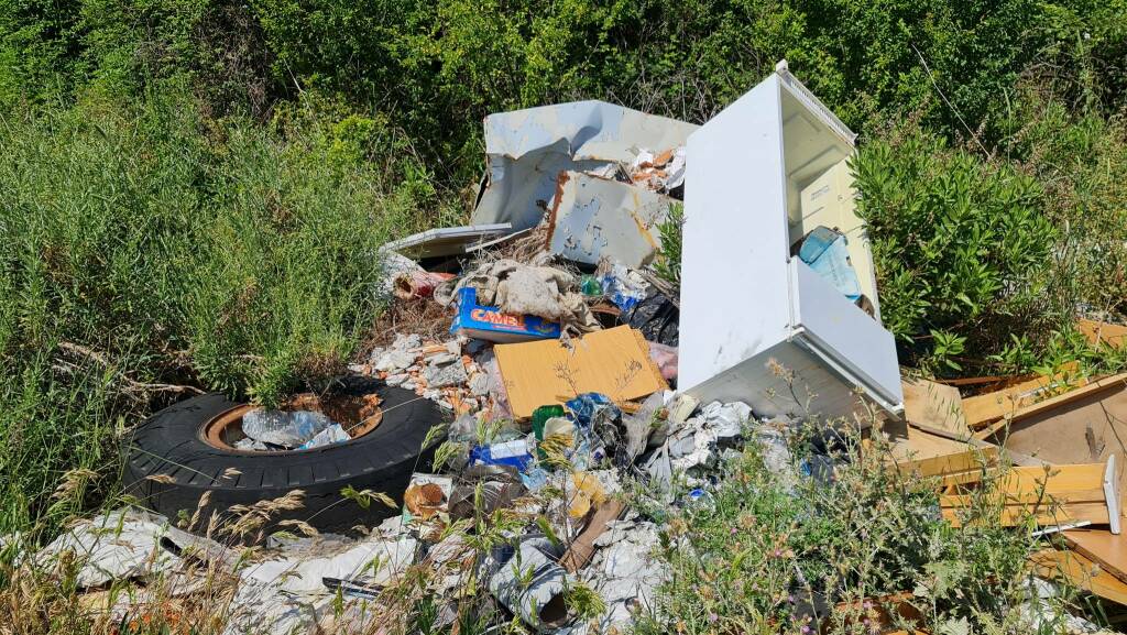 Discarica abusiva nel torrente impero: sempre peggio