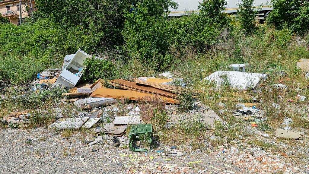 Discarica abusiva nel torrente impero: sempre peggio