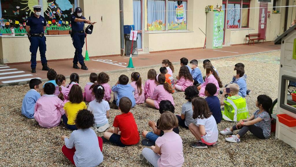 Scuola di educazione stradale con la polizia locale