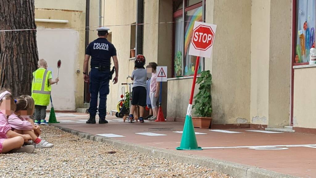 Scuola di educazione stradale con la polizia locale