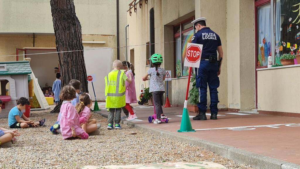 Scuola di educazione stradale con la polizia locale