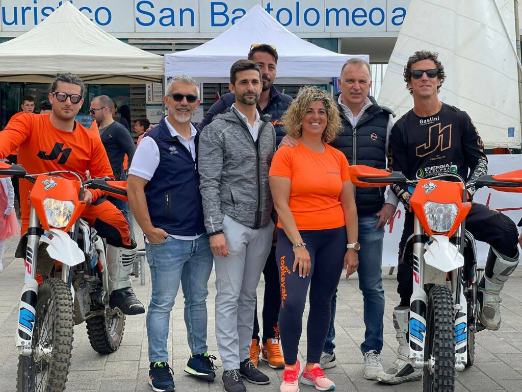 Mototerapia a San Bartolomeo al Mare, decine di bambini con il campione di motocross e freestyle Vanni Oddera