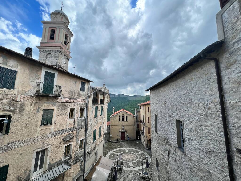 piazza centro triora