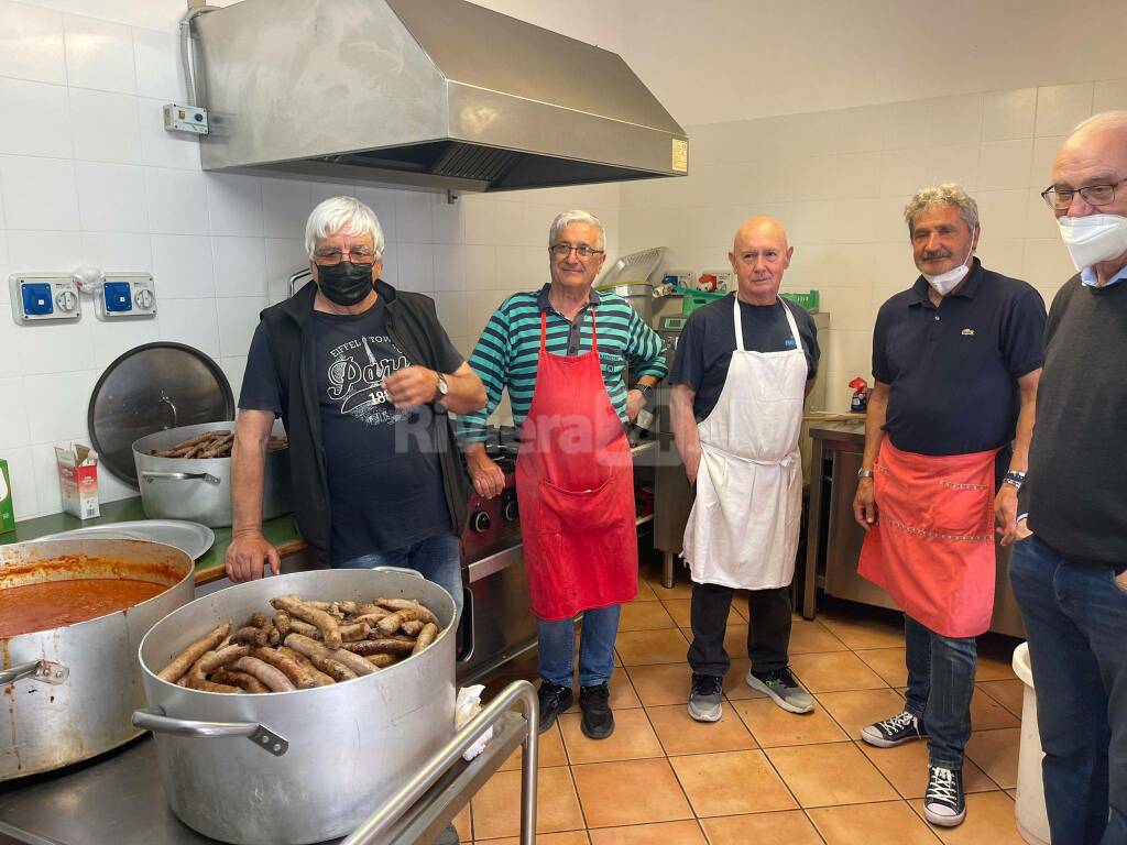 Riva Ligure, gli Alpini impegnati nella distribuzione del “rancio” al bomba day