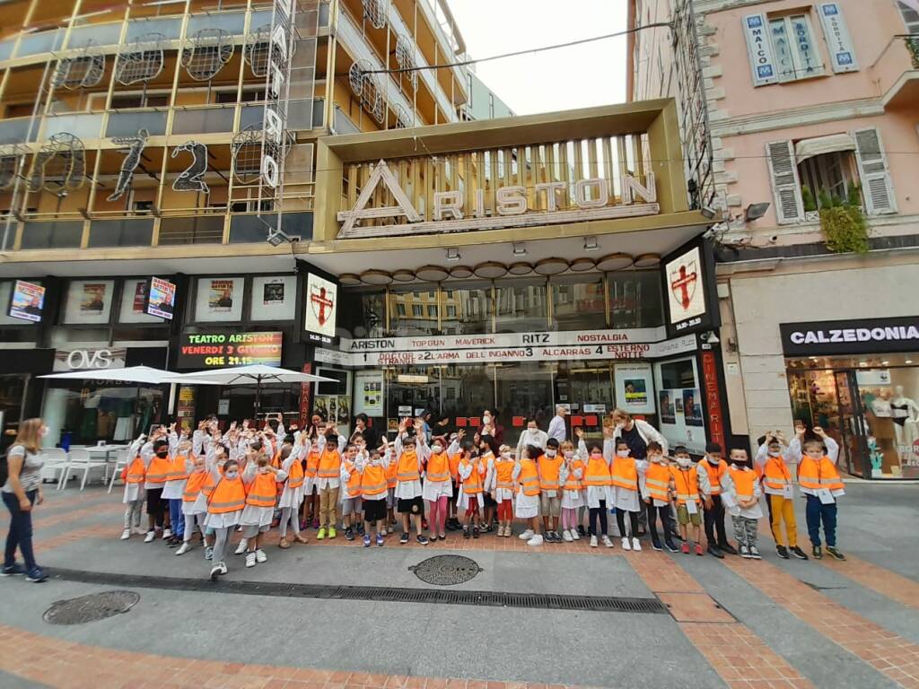 Dopo la pandemia Pedibus torna a Sanremo, tanti piccoli camminatori colorano il centro città