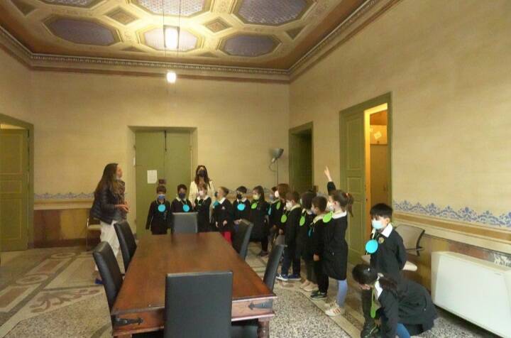 La classe prima delle elementari di Pontedassio in visita al comune