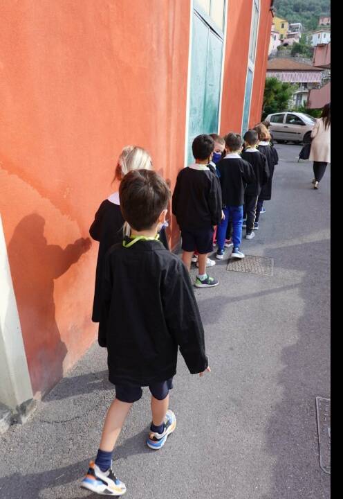 La classe prima delle elementari di Pontedassio in visita al comune