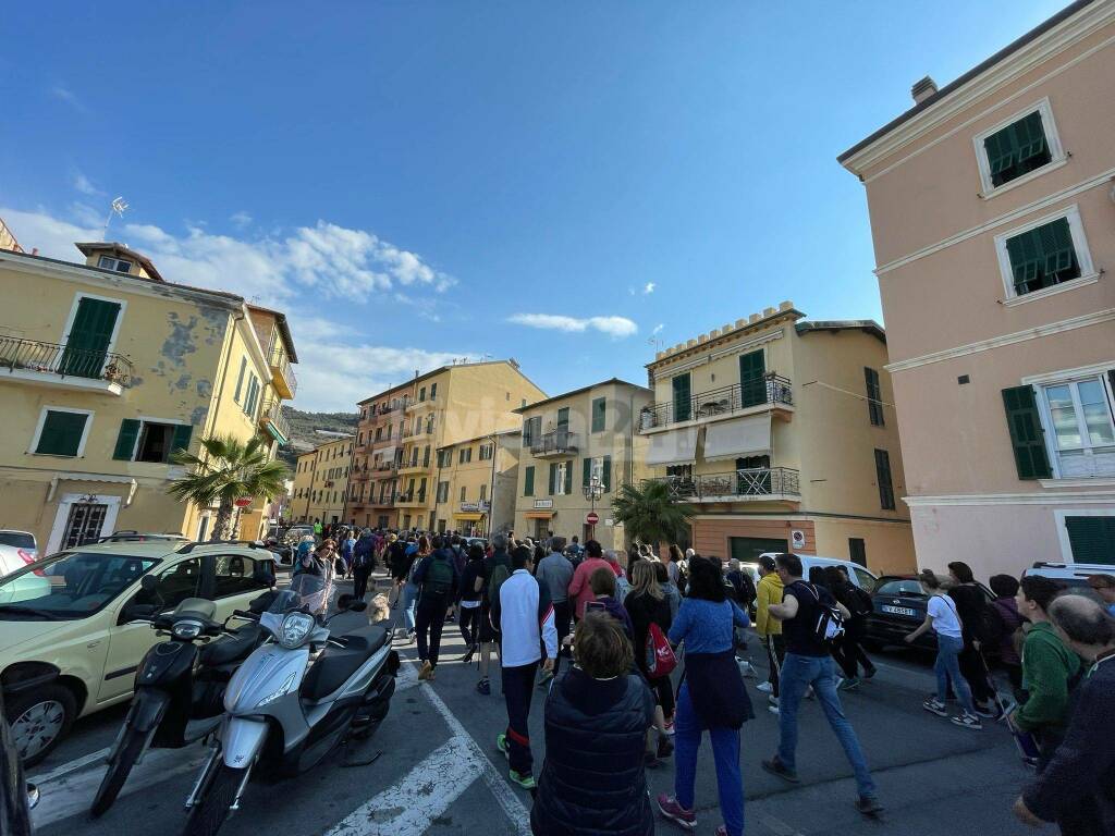 A Ventimiglia camminata tra uliveti secolari e antiche mulattiere per la “XX Passeggiata di Primavera”