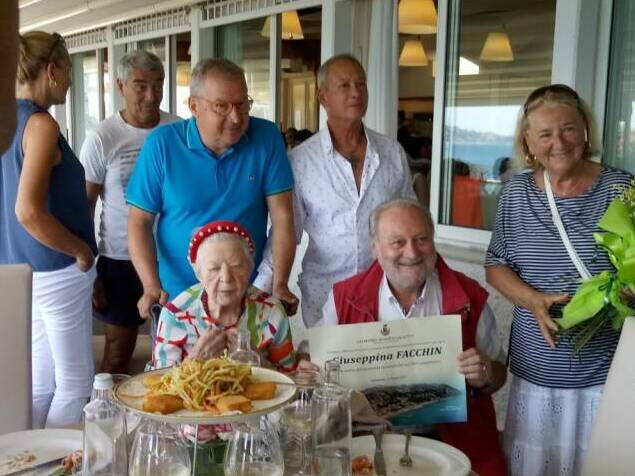 Ospedaletti, Giuseppina Facchin compie 100 anni e festeggia con il sindaco Cimiotti