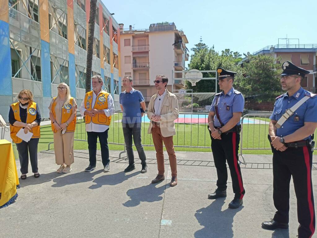 Lions consegnano Tricolore ai bambini della scuola di via Pelloux