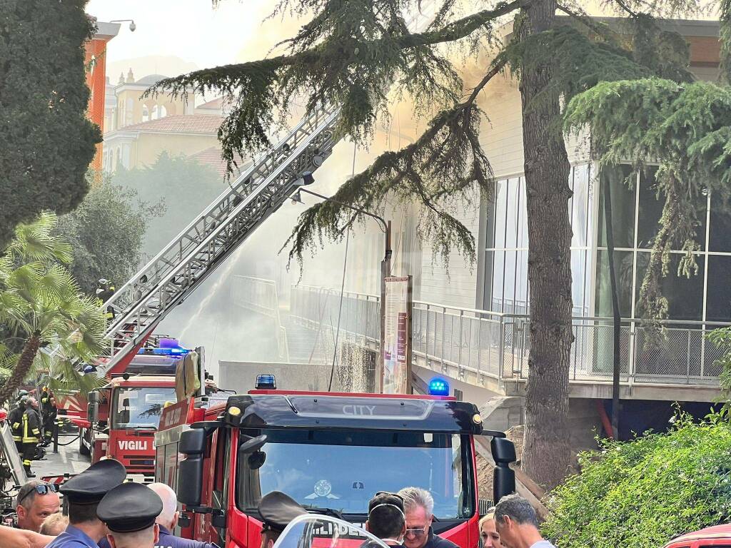 L’incendio nel cantiere della scuola di Bordighera scalda il consiglio comunale: le minoranze chiedono spiegazioni, la replica del sindaco