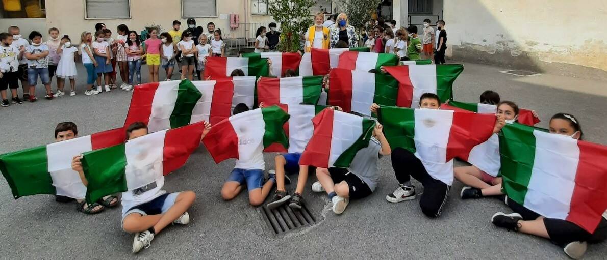 Il Lions Club Diano Marina dona bandiere tricolori e piante all’Istituto Comprensivo della città