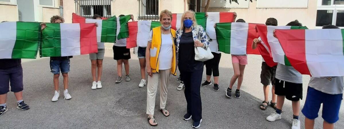 Il Lions Club Diano Marina dona bandiere tricolori e piante all’Istituto Comprensivo della città