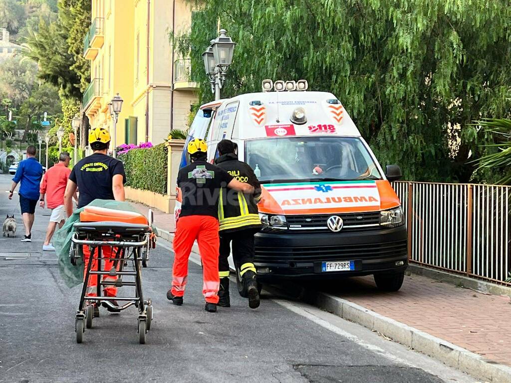 Fuoco nell’asilo a Bordighera, le fiamme intaccano il tetto. Soccorso vigile del fuoco