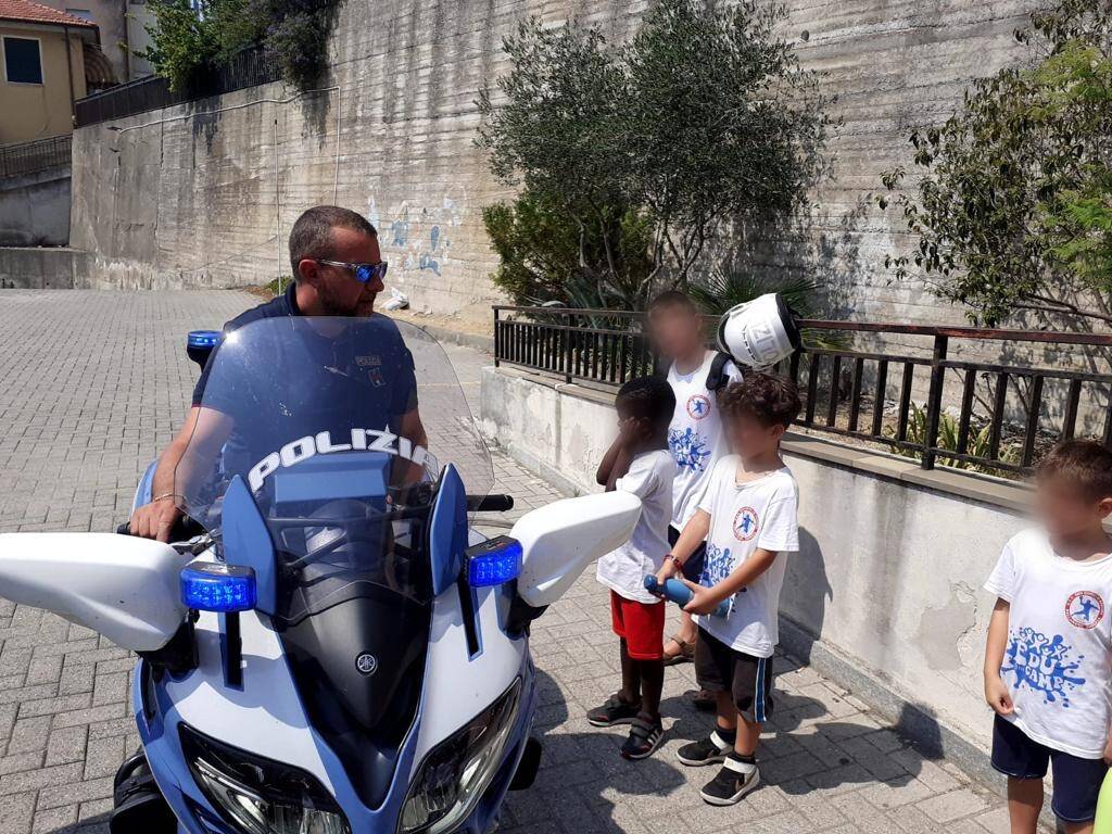 Polizia di Imperia incontra i bambini di centri estivi