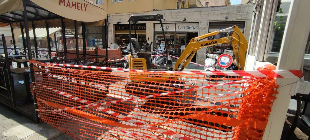 Lavori in corso nel centro a Sanremo chiudono una via. Saltano decine di parcheggi, a rischio 6 dehor