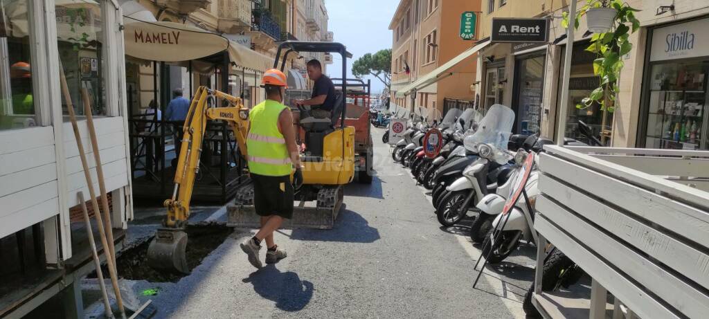 Lavori in corso nel centro a Sanremo chiudono una via. Saltano decine di parcheggi, a rischio 6 dehor