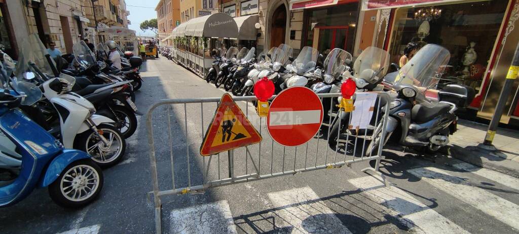 Lavori in corso nel centro a Sanremo chiudono una via. Saltano decine di parcheggi, a rischio 6 dehor