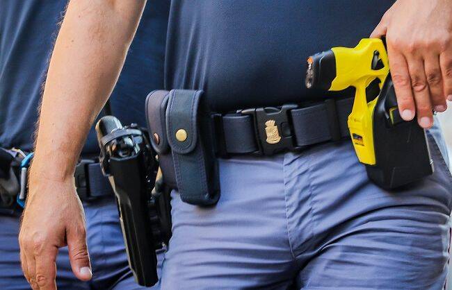 Sicurezza, sottosegretario Molteni: «Il 4 luglio arriva il taser a Imperia»