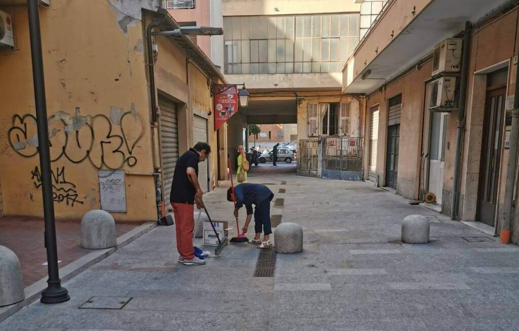 Sporcizia in via Biamonti a Ventimiglia, i commercianti scendono in strada con scopa e paletta