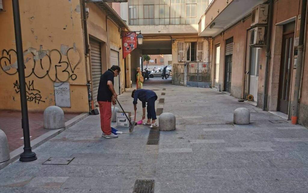 Sporcizia in via Biamonti a Ventimiglia, i commercianti scendono in strada con scopa e paletta