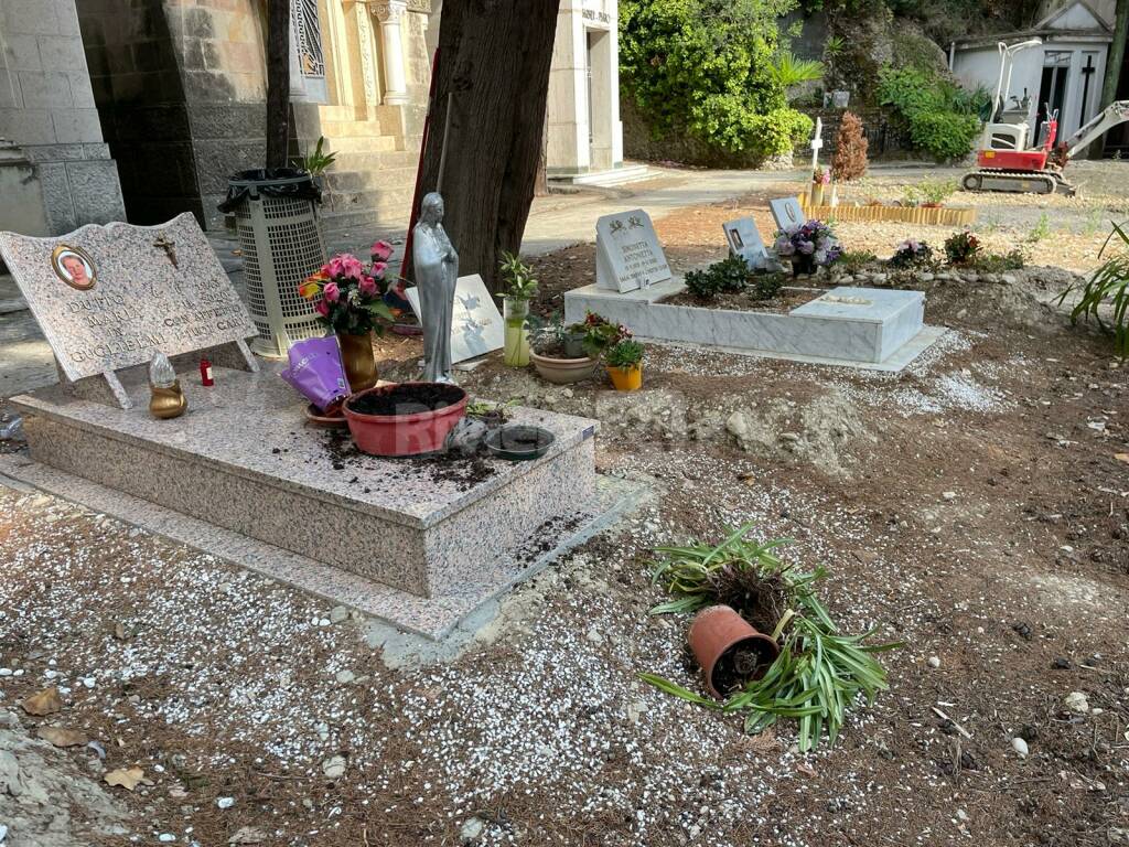 Ventimiglia, cinghiali devastano le tombe del cimitero di Roverino