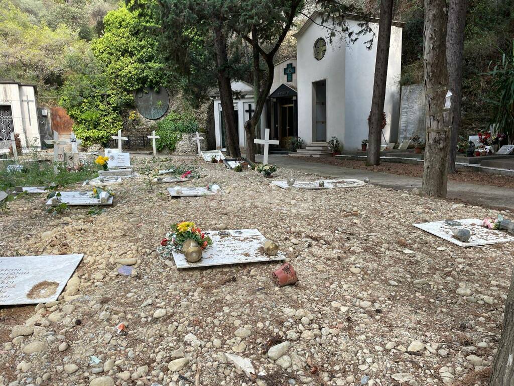 Ventimiglia, cinghiali devastano le tombe del cimitero di Roverino