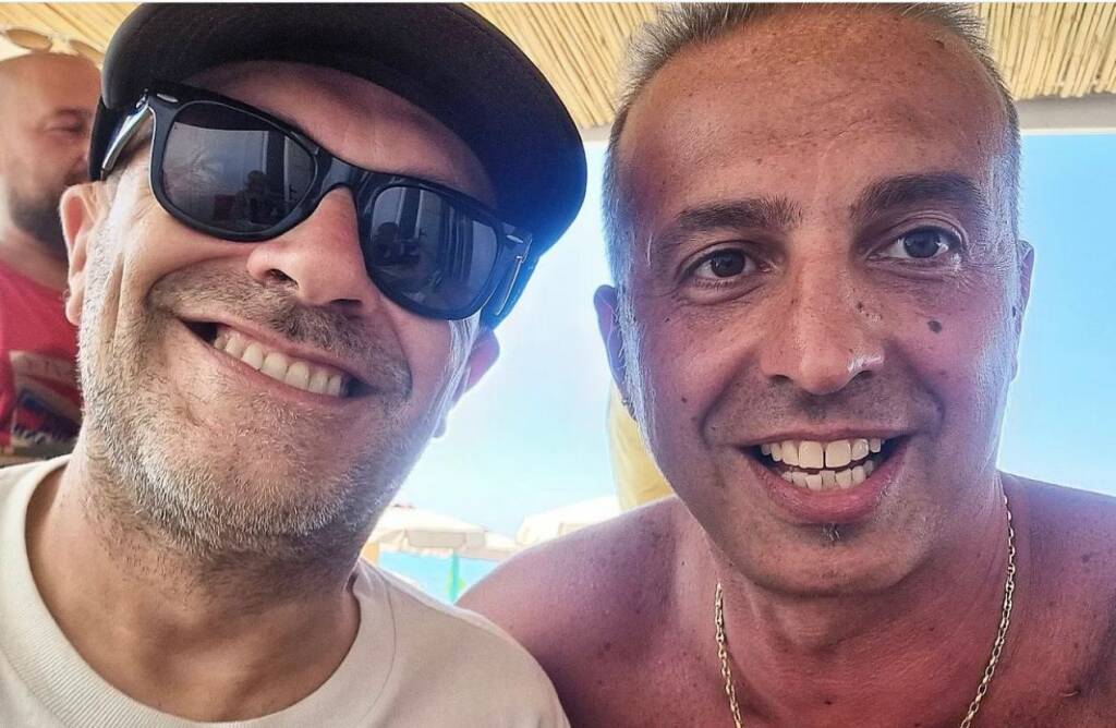 Avvistato: Max Pezzali in spiaggia a Imperia