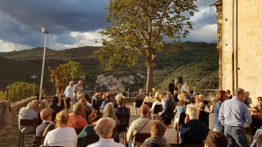 Concerto al tramonto sulla piazza del Santuario di Montegrazie