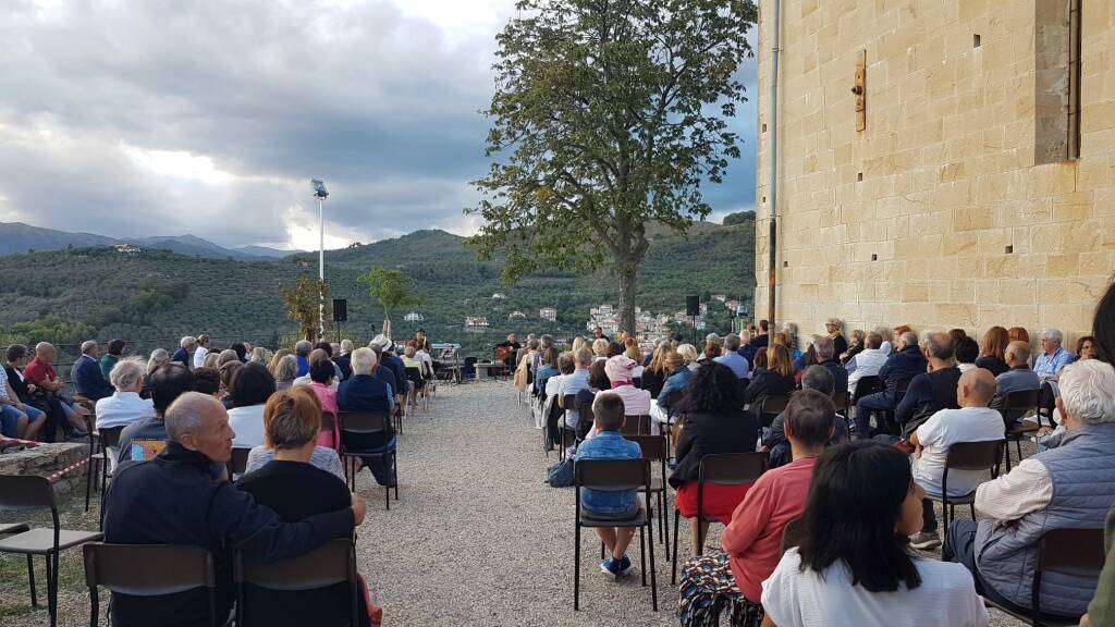 Concerto al tramonto sulla piazza del Santuario di Montegrazie