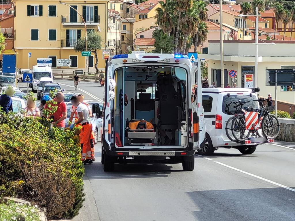 Scontro tra una moto e un furgone al Prino: una donna trasportata in ambulanza all’ospedale