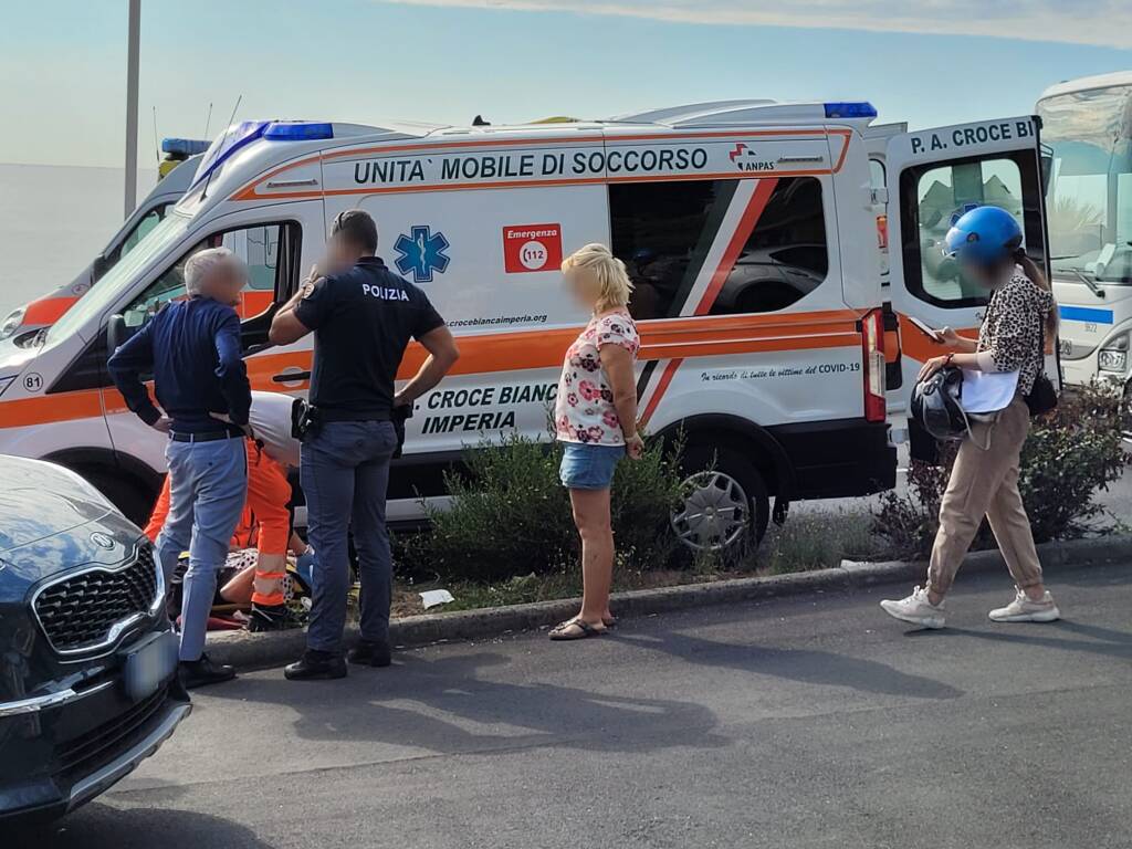 Scontro tra una moto e un furgone al Prino: una donna trasportata in ambulanza all’ospedale