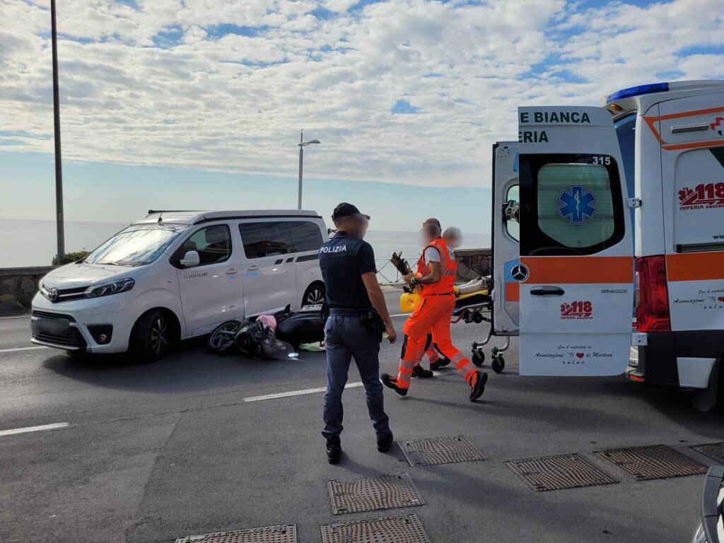 Scontro tra una moto e un furgone al Prino: una donna trasportata in ambulanza all’ospedale