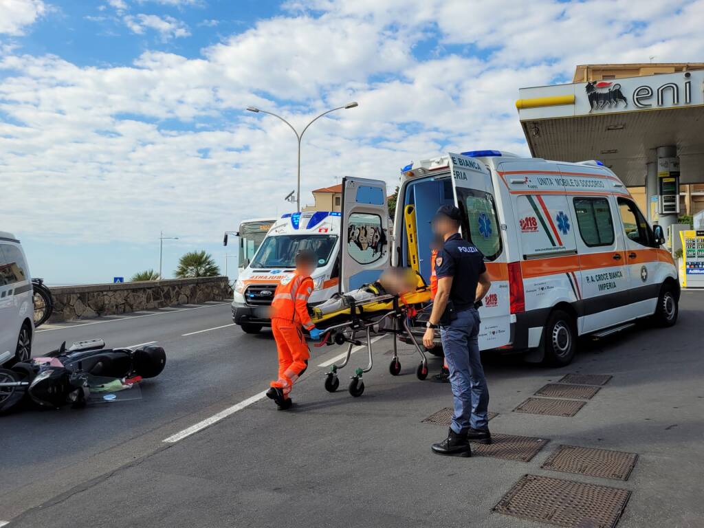 Scontro tra una moto e un furgone al Prino: una donna trasportata in ambulanza all’ospedale