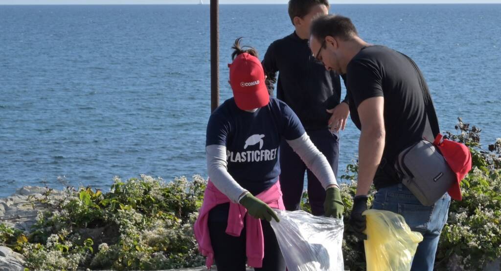 A Imperia giornata di raccolta rifiuti con i volontari di Plastic Free e Conad