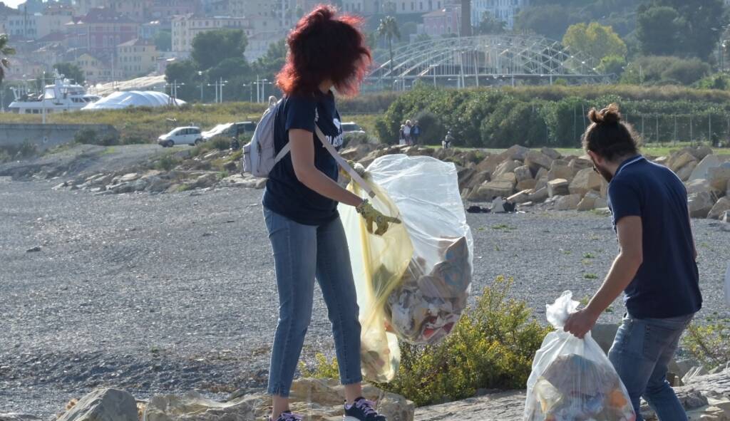 A Imperia giornata di raccolta rifiuti con i volontari di Plastic Free e Conad