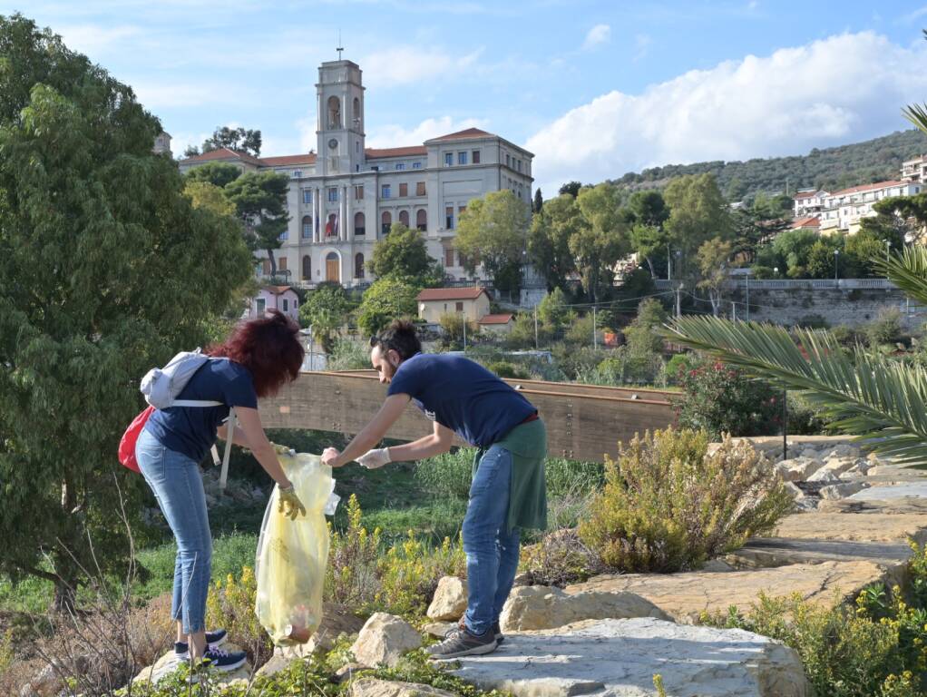 A Imperia giornata di raccolta rifiuti con i volontari di Plastic Free e Conad